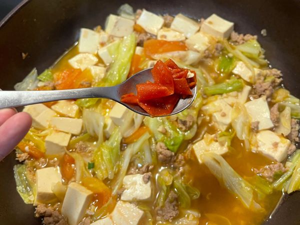 三分鐘後，可挑出番茄皮
若不在意吃到番茄皮（此步驟可省略）