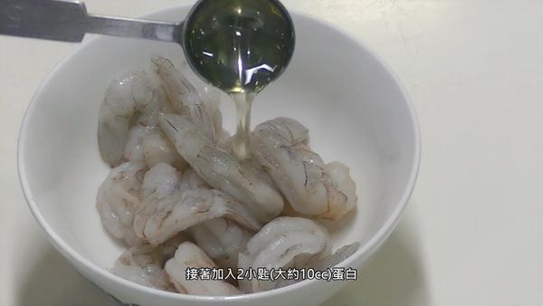 再加入2小匙蛋白
Add 2 tsp egg whites