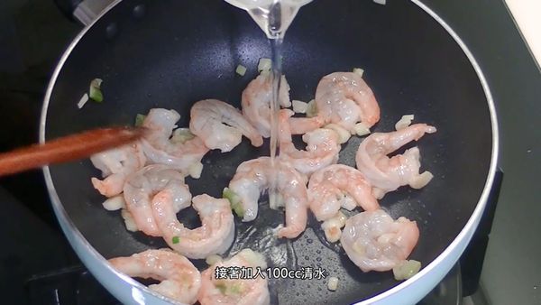 再加入清水大約100cc
Then add about 100cc of water