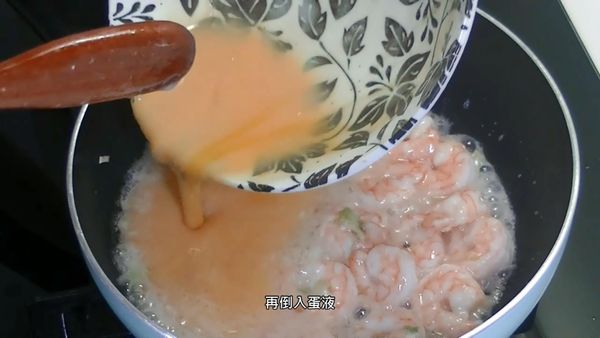 再倒入蛋液
Pour in egg