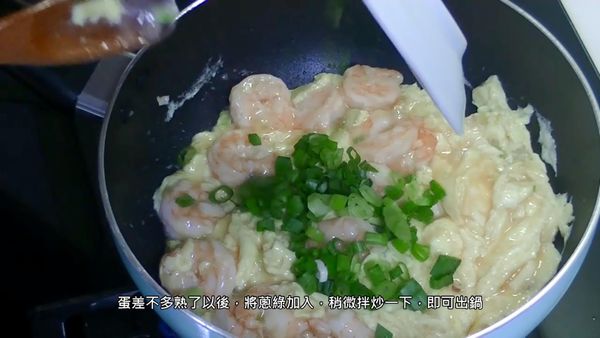 然後加入蔥綠，再翻炒一下
Then add green onion and stir fry