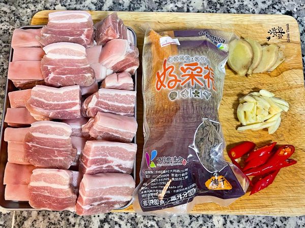 五花肉切厚塊，蒜拍扁去皮略切，薑切片，辣椒斜切；漢子用的是公館農會賣的梅干菜；
