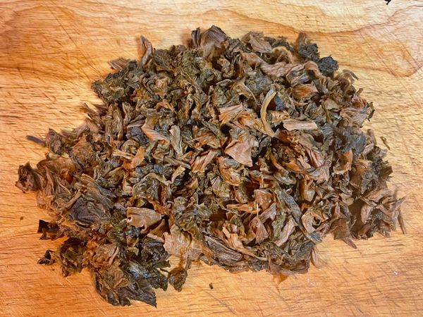 泡軟的梅干菜再多洗幾次，除鹽除砂子；接著切成小丁；