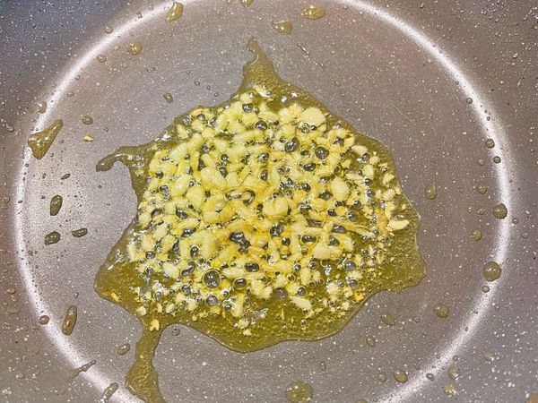 1半的蒜頭切末，炒鍋放油將蒜炒香；