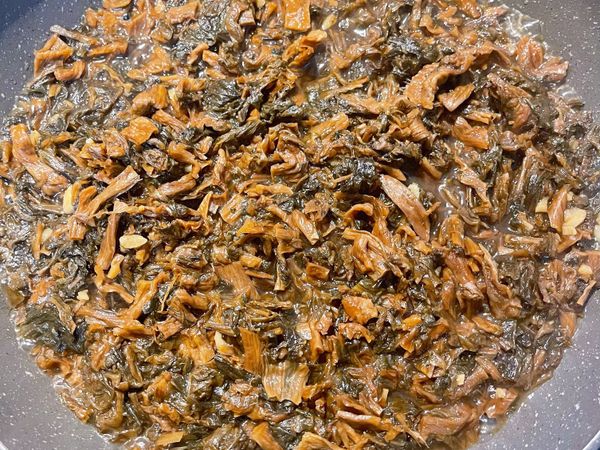 放調味料及2杯水煮滾；