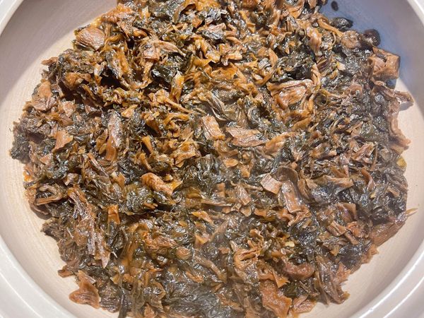 將梅干菜倒入燉鍋中；