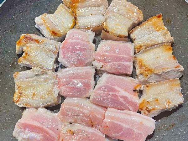 原鍋擦乾淨，放少許油，放入五花肉兩面煎香；