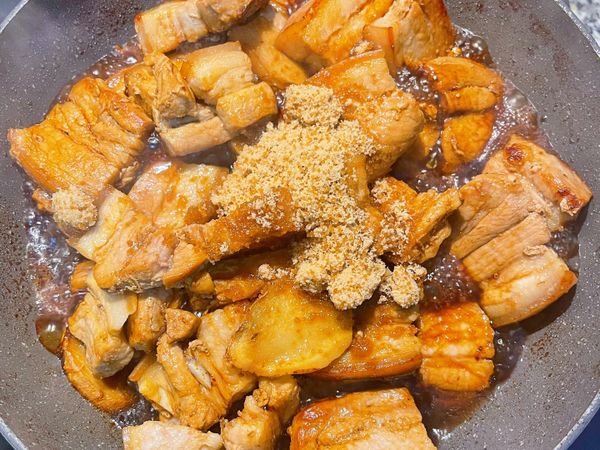 放入醬油、米酒與糖；