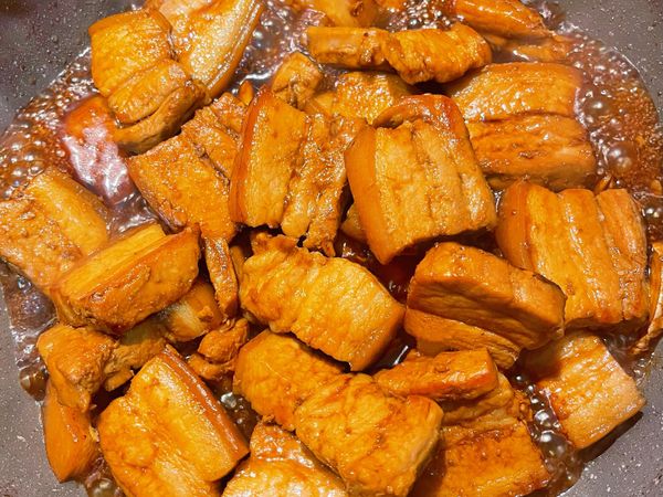 拌勻煮滾，讓五花肉都上色；