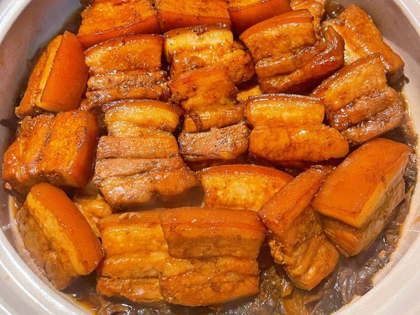 將肉鋪平在梅乾菜上；