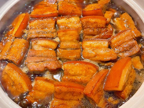 把鍋裡的醬汁倒到肉上，接著在原本煮肉的鍋子裡加入3杯水，把鍋內剩下的醬汁跟水拌勻後，倒入燉鍋中，湯汁要淹過五花肉嘿；