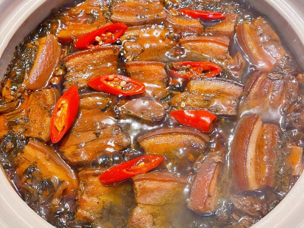 開鍋放入辣椒，再燜煮個幾分鐘，到醬汁差不多只剩淹到肉邊時，試味道做微調。如有時間，可以在煮好後先放置降溫再煮滾，五花肉更軟更入味喔～