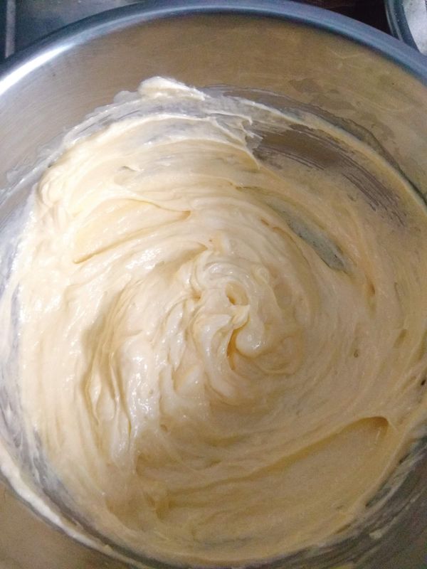 稍微攪拌奶油後，加入砂糖，打至顏色泛白
*如果要手動打發奶油，奶油能切成小塊狀就能開始打發了，以免攪打時間過長，奶油融化