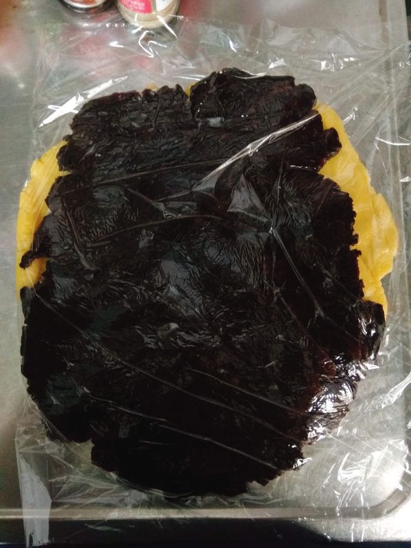 將兩部份的麵糰桿平，疊起，稍微壓平，切半.....重複此部分至少3次