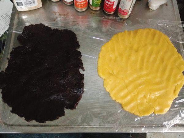 麵糰分成兩部份，一部份加入可可粉，另一部分加入奶粉