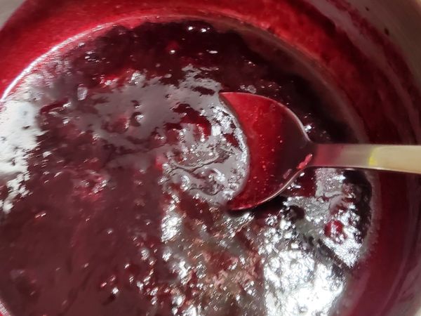 藍莓加入檸檬汁一起小火煮（不停攪拌）
→ 出些汁後，慢慢擠壓藍莓成泥，想有點口感就留一些不擠 → 擠壓過程中分次加糖（還是要不停地攪拌）→