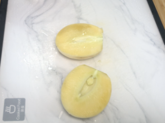 將人參果洗淨，切頭，一分為二