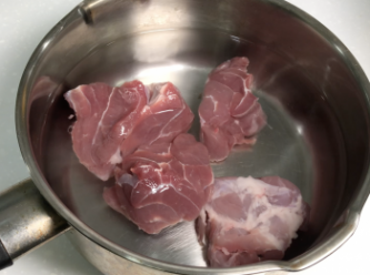 將豬腱心肉汆水，用水洗淨