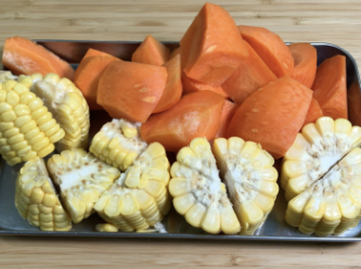 將玉米洗淨，切塊；將紅蘿蔔削皮，洗淨，切塊