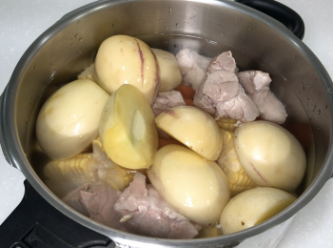 將所有材料放入壓力煲，加水，大火煮至第二條壓力線，轉小火煮10分鐘，關火解壓，開蓋後，中火再煮沸，然後再煮10-15分鐘