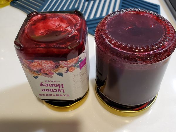 待收汁後即可裝入已消毒的玻璃瓶罐中 →
蓋瓶蓋後倒放 → 待涼放入冰箱