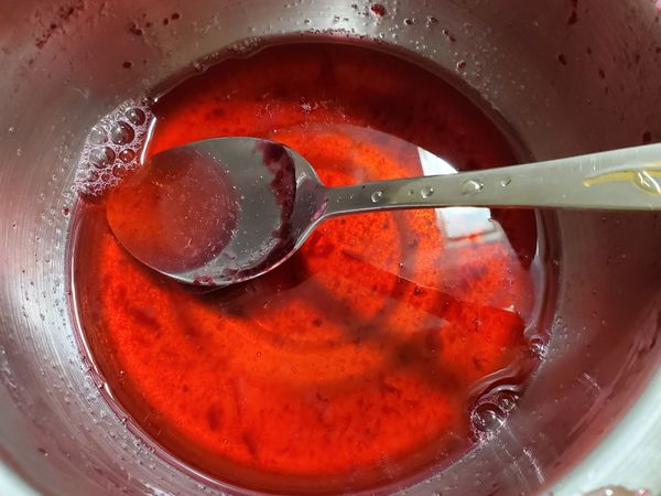 鍋邊的醬汁+開水，馬上就有杯藍莓汁可喝了。