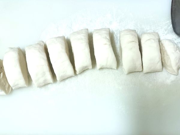 麵粉加水，揉麵糰，放15分不動讓麵糰發酵，切大小塊