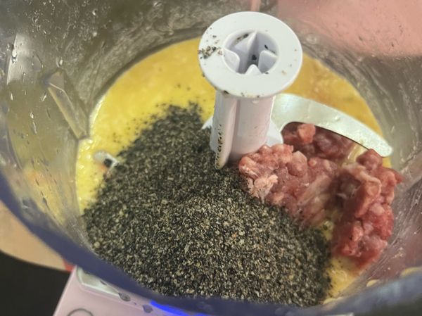 另外講芝麻粉跟剩下的食材打勻