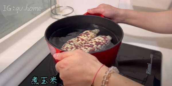 將玉米拆除洗淨後水煮至熟