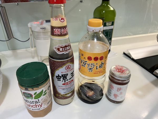 將花生醬1匙、醬油膏1匙、醬油1匙、沙茶醬2匙加入調理碗後均勻攪拌後備用