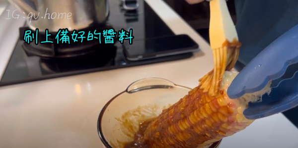 將煮好的玉米刷上剛剛備好的醬料，可以多刷幾層