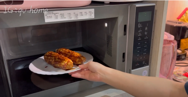 將刷好醬的玉米放進烤箱200C，15分鐘即可完成