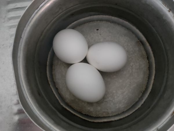 煮水煮蛋，並剝開