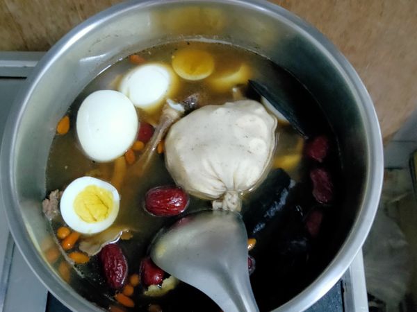 中藥材包用開水沖過，倒水至鍋底，將藥材、川燙過的排骨與水煮蛋以中火燉煮（或放入電鍋燉），最後加入米酒水就可以了