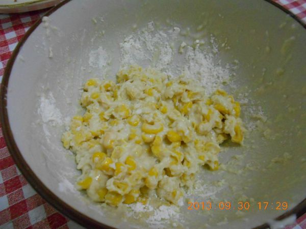 取一碗公，放入低粉、糖、鹽、玉米、牛奶拌勻。