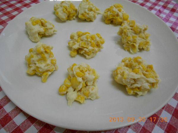 把拌好的玉米麵團用成圓形。