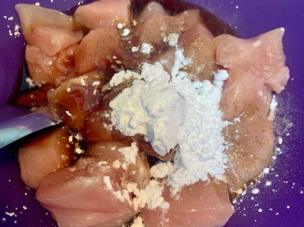 放入醬油、香菇素蠔油、米酒、胡椒、太白粉、香油，抓勻；醃製15分鐘以上