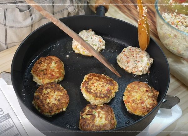 把豆腐餡捏成想要的大小
用平底鍋煎熟即可
在鍋裡放入適量的油
把捏好的餅下鍋煎一煎
慢慢煎到豆腐變得比較扎實不鬆散
正反面變金黃就完成了~