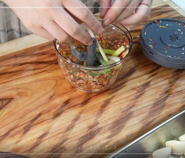 蒜頭切碎準備約2匙的蒜末
準備少量的香菇、蔥、甜椒和胡蘿蔔切成碎丁