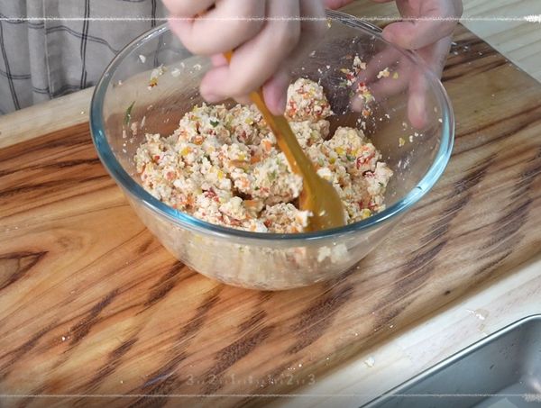 已打碎的食材和豆腐一起攪拌均勻
加一點鹽和胡椒調味~
打入一顆雞蛋
放入1匙太白粉攪拌均勻