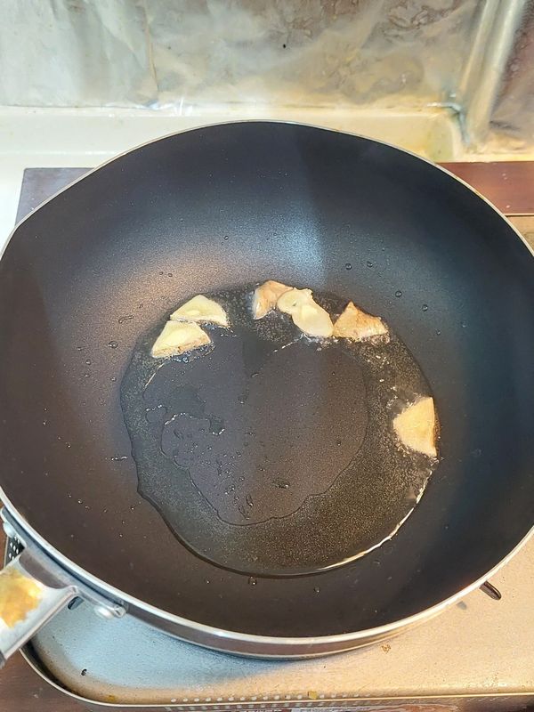 熱鍋，下薑片爆香