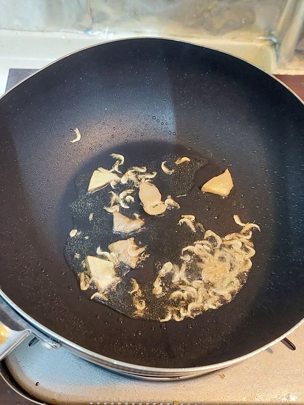 下蝦皮爆香1分鐘（小心熱油噴濺）