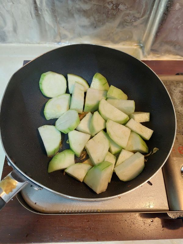 下絲瓜拌炒，再嗆入泡蝦皮的米酒