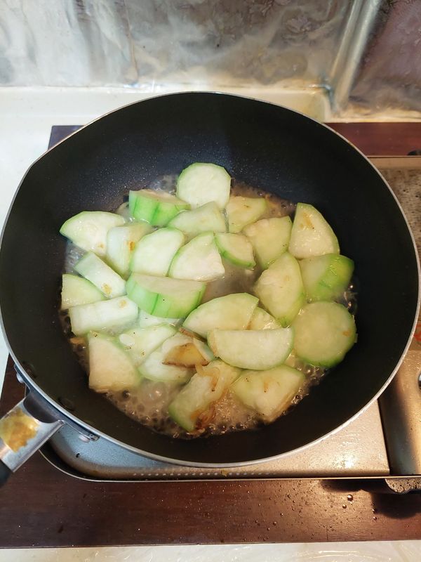 加鹽、熱水，燜煮2分鐘