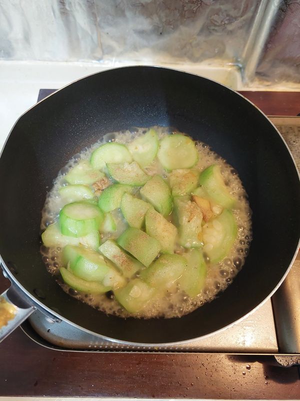 加雞粉、白胡椒粉調味