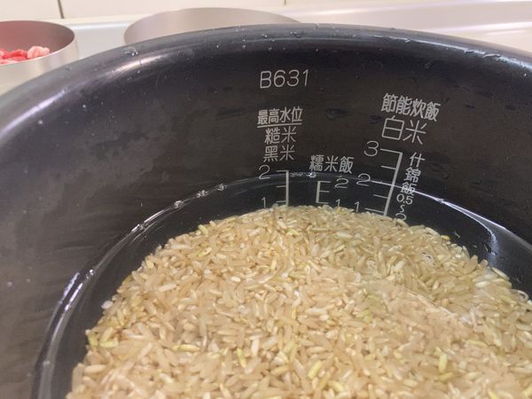 洗淨的糙米，加水至〝糙米〞的水位刻度2稍微減少一些