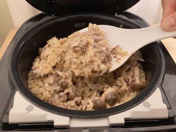 時間到，打開上蓋，用飯匙攪拌，香噴噴好吃的釜飯，用象印迷你壓力 IH 電子鍋NP-RMF05輕鬆完成。