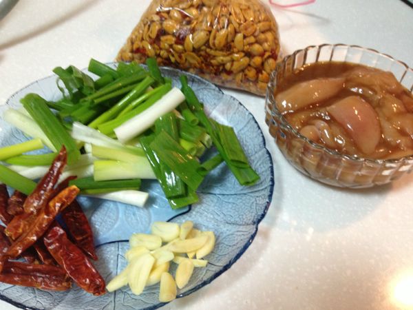 備料，把[醃料]放入雞胸肉裡醃製5-10分鐘