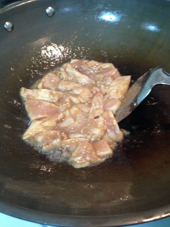 起油鍋，將雞肉炒7分熟，怕黏鍋可以加點水或是酒