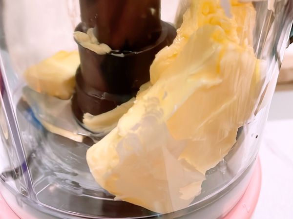 無鹽奶油放室溫軟化然後用ka5cup 1速攪拌